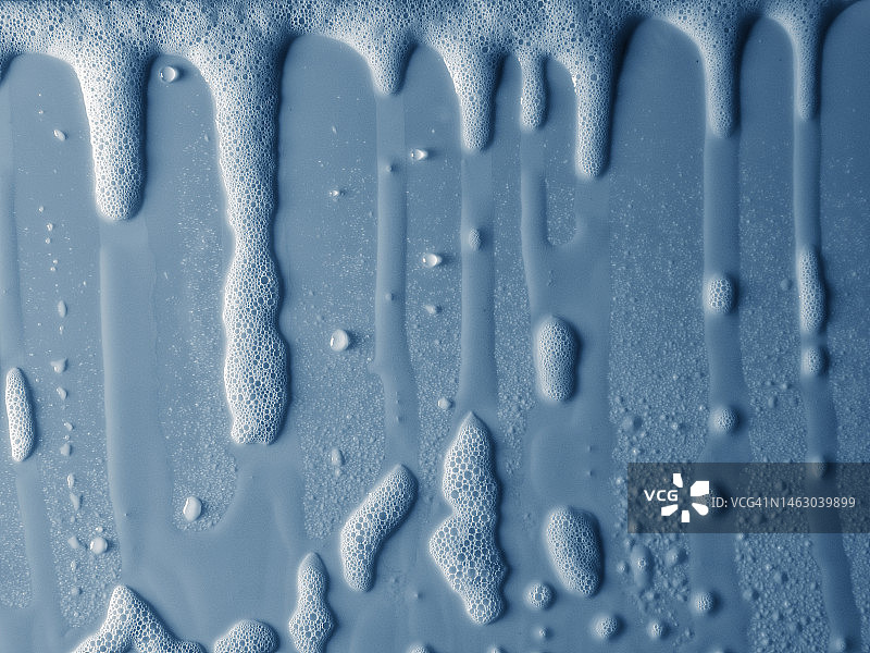 蓝色背景浴室中的气泡和肥皂泡图片素材