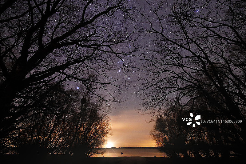 法国德尔湖的天鹅与星夜图片素材