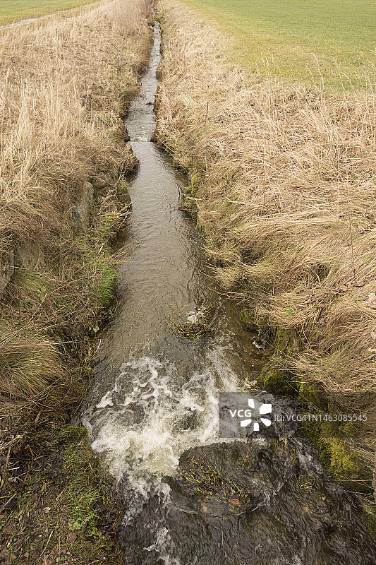 排水沟中的流水图片素材