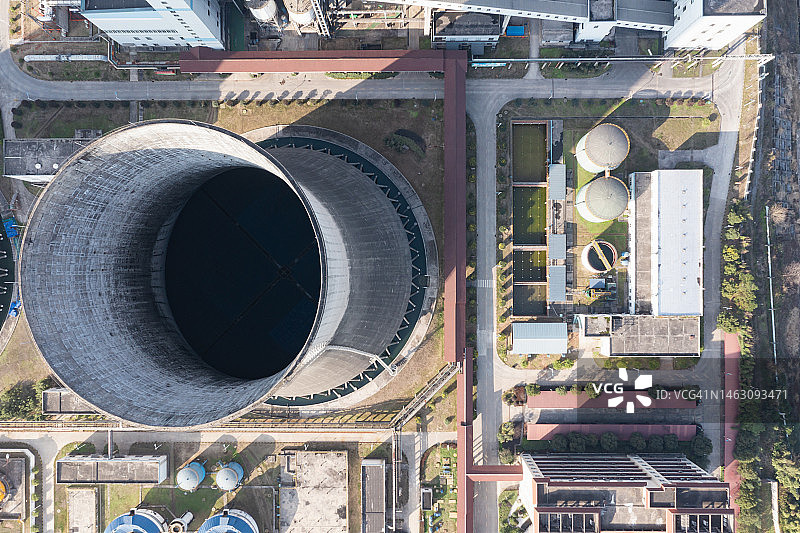 热电站大型冷却塔鸟瞰图片素材