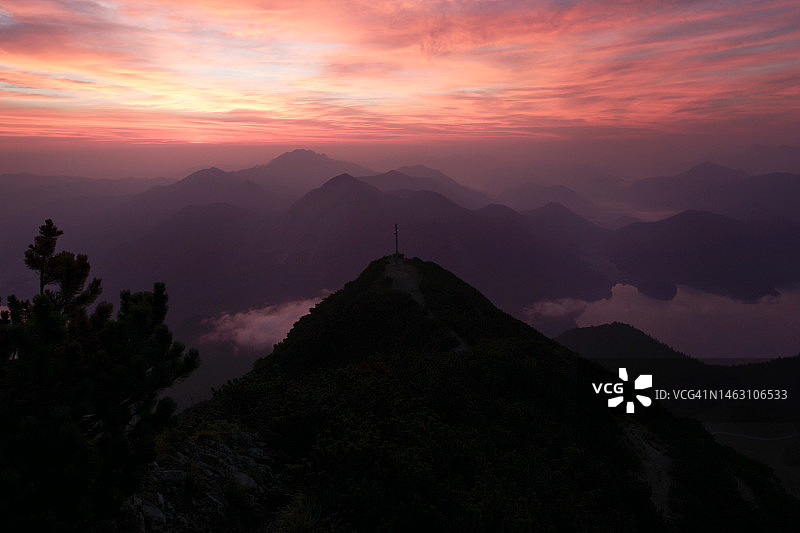 德国巴伐利亚阿尔卑斯山的日出图片素材