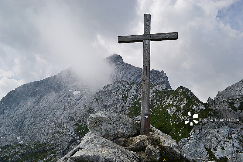 巴伐利亚阿尔卑斯山脉的山顶十字架，德国巴伐利亚图片素材