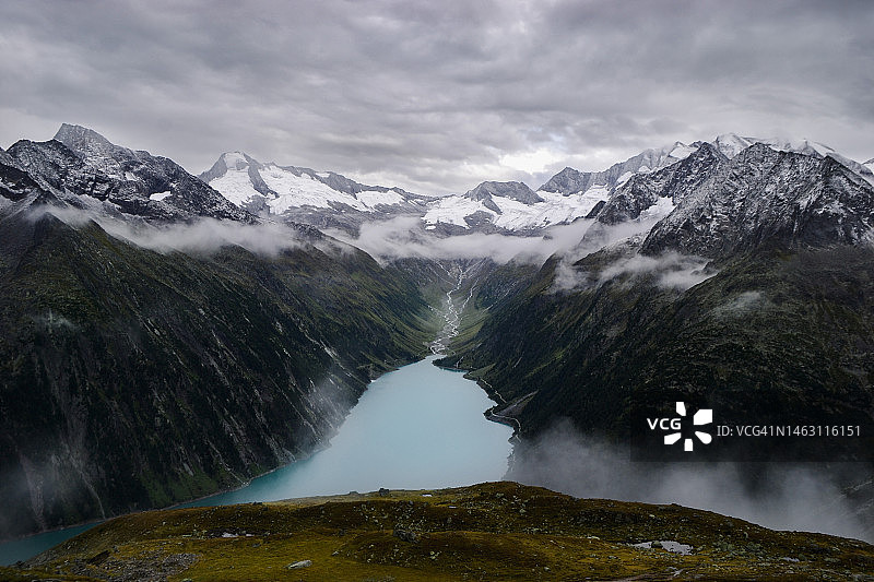 奥地利蒂罗尔州齐勒塔尔的施莱盖斯水库景观图片素材