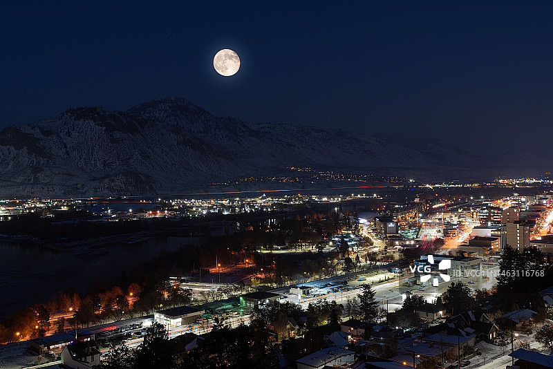 不列颠哥伦比亚省坎卢普斯上空的满月图片素材