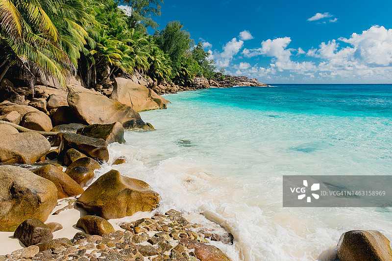塞舌尔马埃岛安斯因坦当斯海滩的热带天堂，塞舌尔的石头海岸图片素材