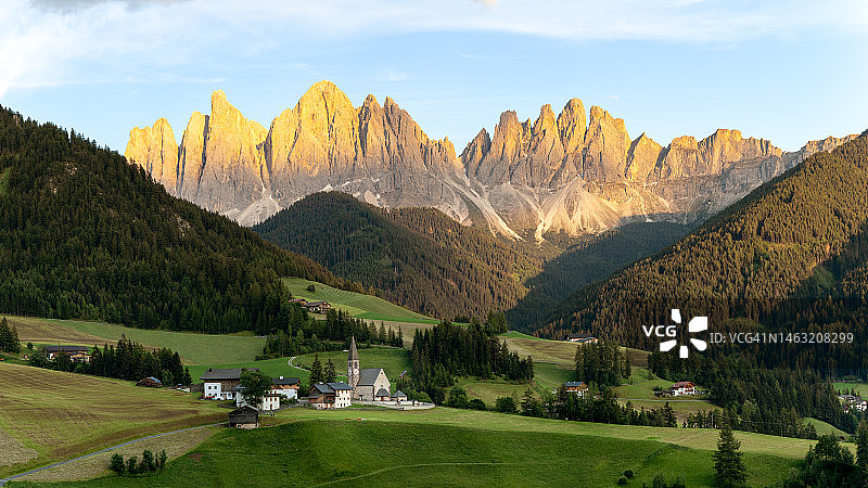 富内斯山谷日落图片素材