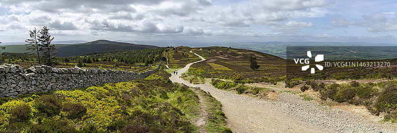 从克卢伊迪安山脉Moel Famau延伸下来的乡间小路，北威尔士图片素材