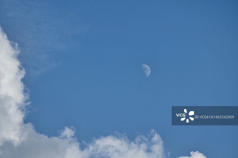 高挂的月亮与蓝天白云图片素材