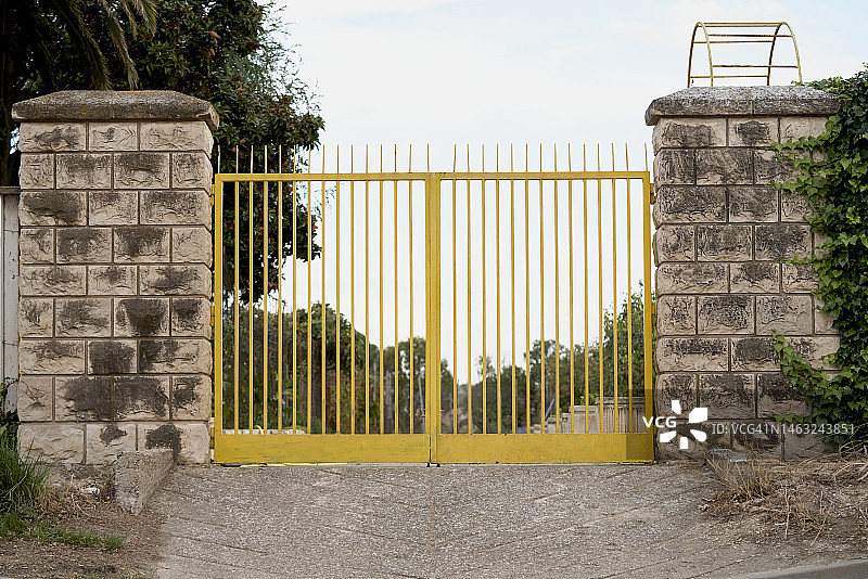 公园入口处的黄色大门，前景图片素材