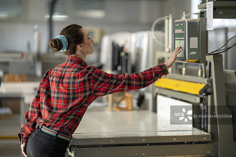 在印刷厂工作不容易图片素材