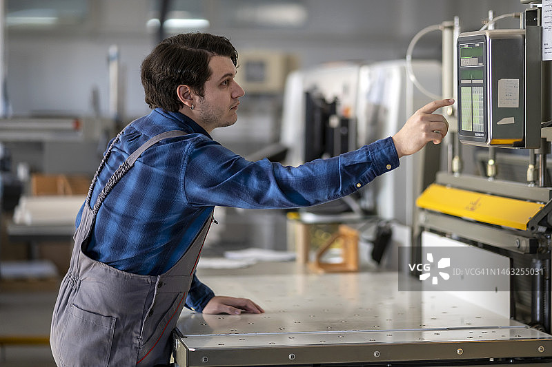 在印刷厂工作不容易图片素材