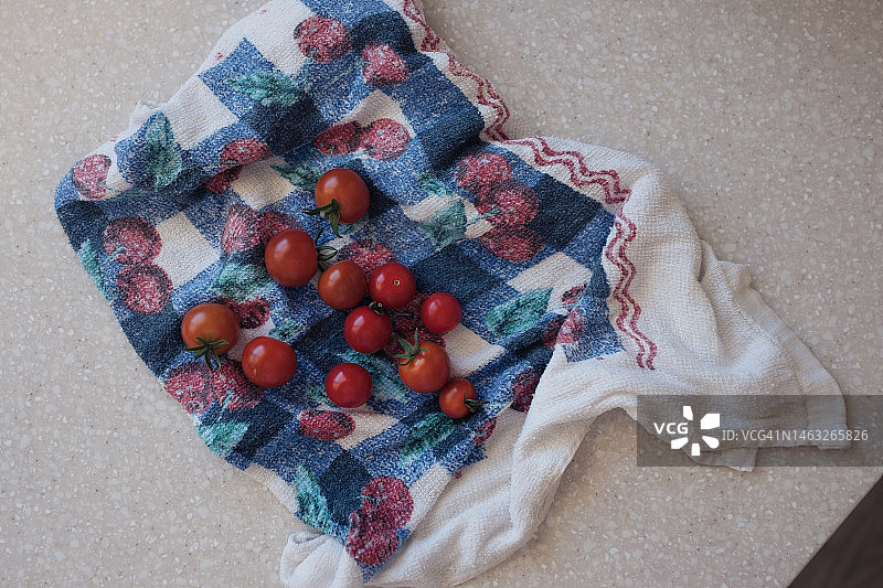 厨房用巾上的圣女果图片素材