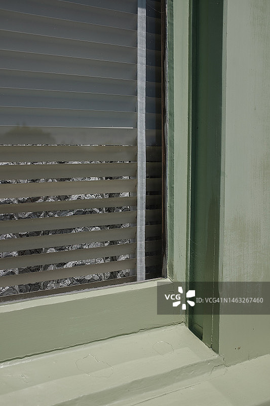 带有百叶窗和窗帘的窗框外观图片素材