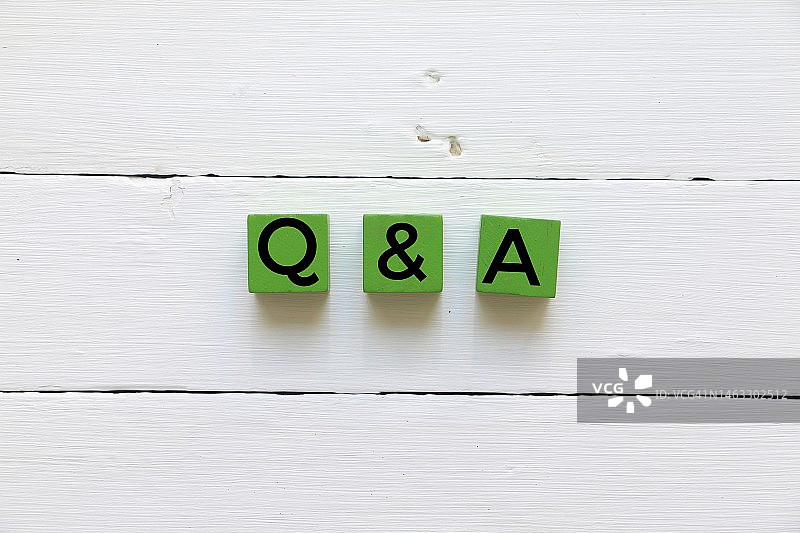 写在绿色木块上的字母-问答图片素材