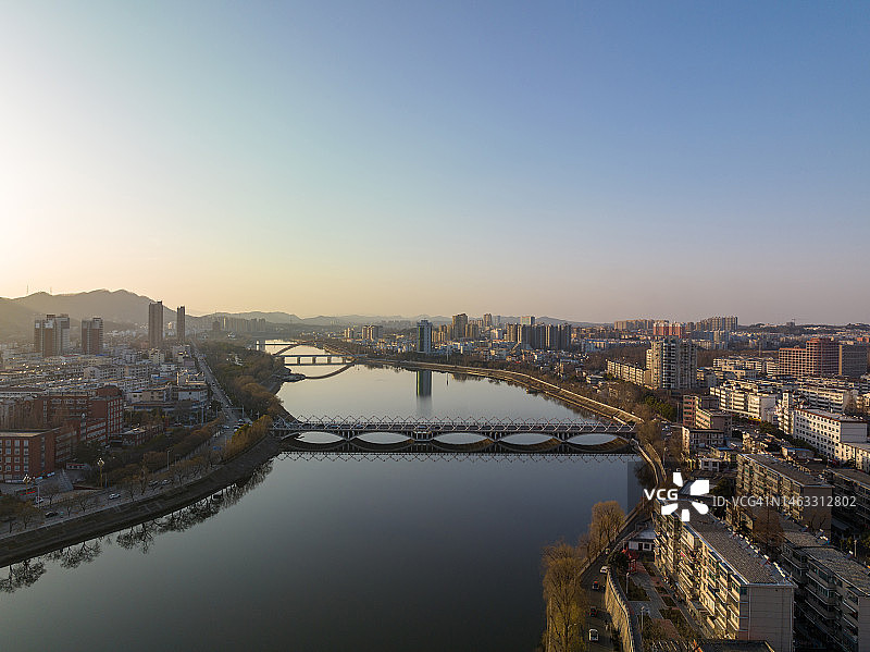 河南省信阳市的城市天际线日落景观图片素材