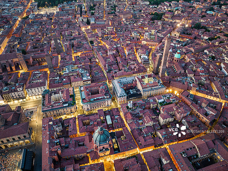 意大利博洛尼亚历史中心和双塔的无人机日落场景，双塔是博洛尼亚的象征，两座塔都倾斜图片素材