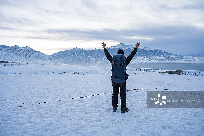 男人站在雪地里的户外图片素材