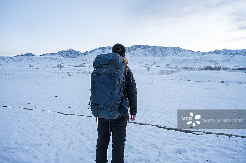男人站在雪地里的户外图片素材