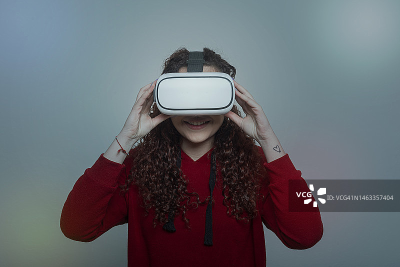 女人使用VR头显图片素材