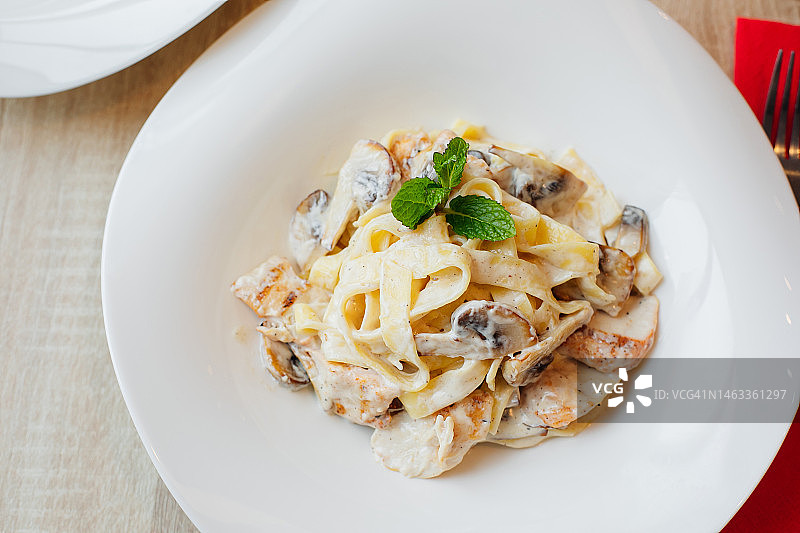 鸡肉蘑菇奶油意式宽面图片素材