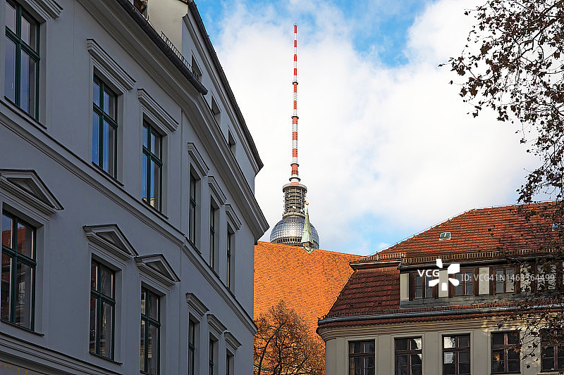柏林住宅楼与地标电视塔（德国柏林-米特区）图片素材