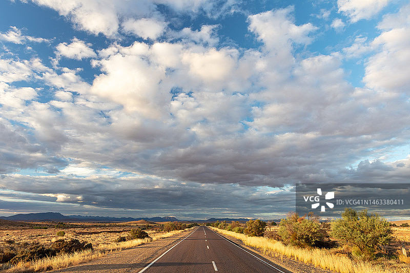 通往弗林德斯山脉国家公园的路，南澳大利亚，澳大利亚，2022年图片素材