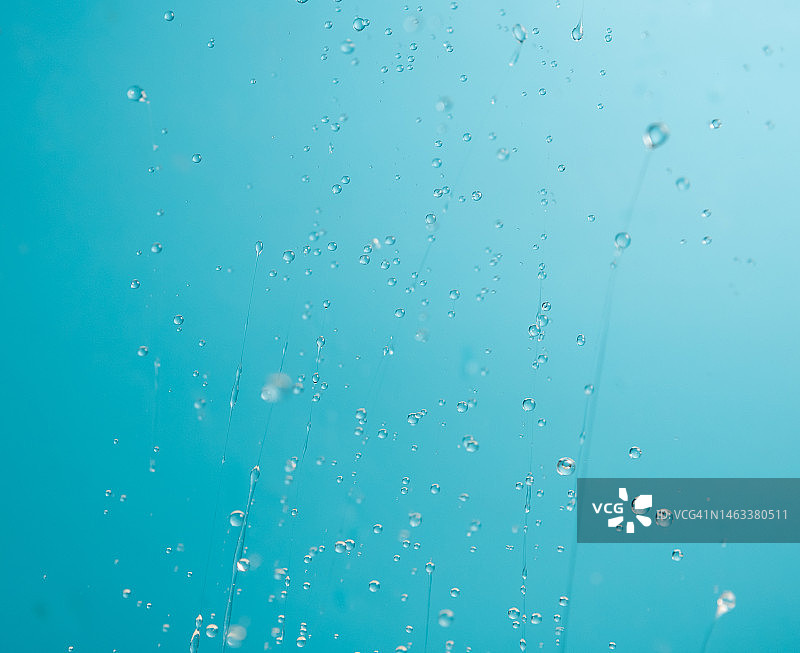 蓝色背景上的水滴图片素材
