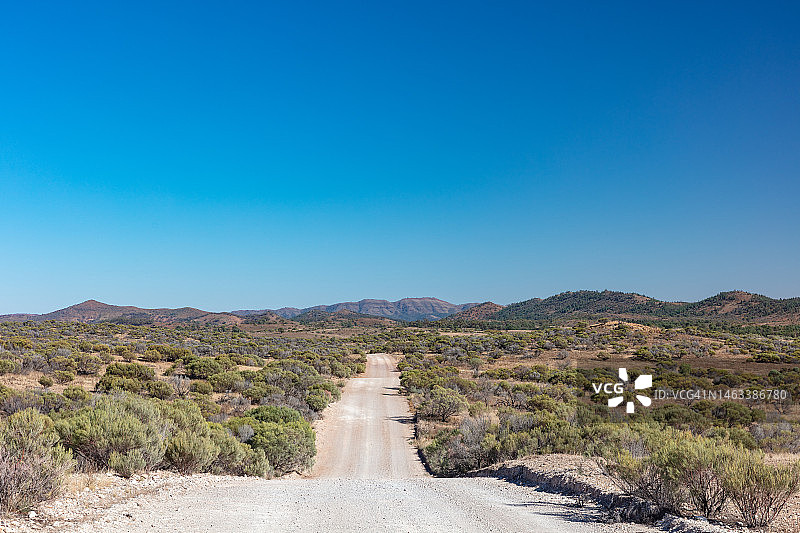 澳大利亚南澳大利亚弗林德斯山脉国家公园的碎石路，2022年图片素材