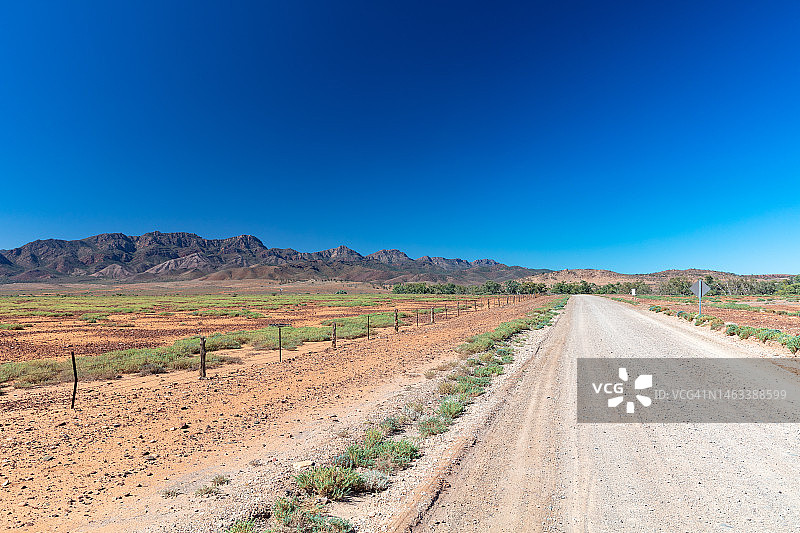 澳大利亚南澳大利亚弗林德斯山脉国家公园的碎石路，2022年图片素材