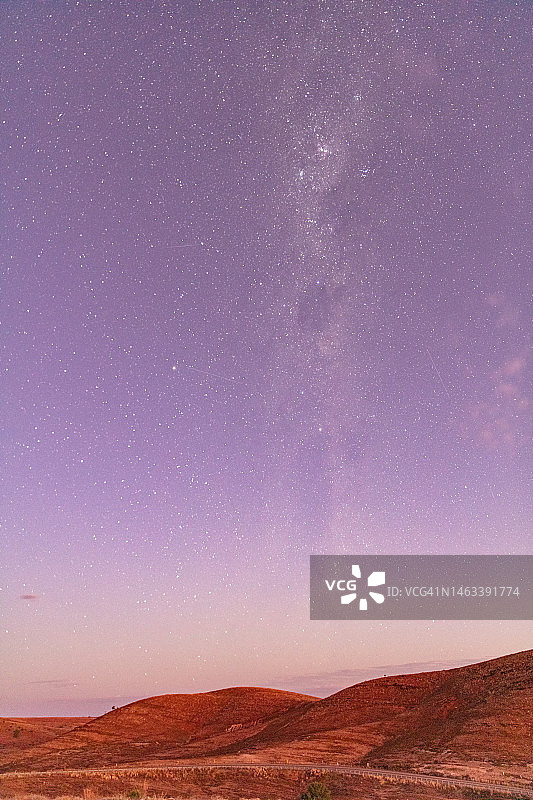 银河系与澳大利亚弗林德斯山脉国家公园，2022图片素材