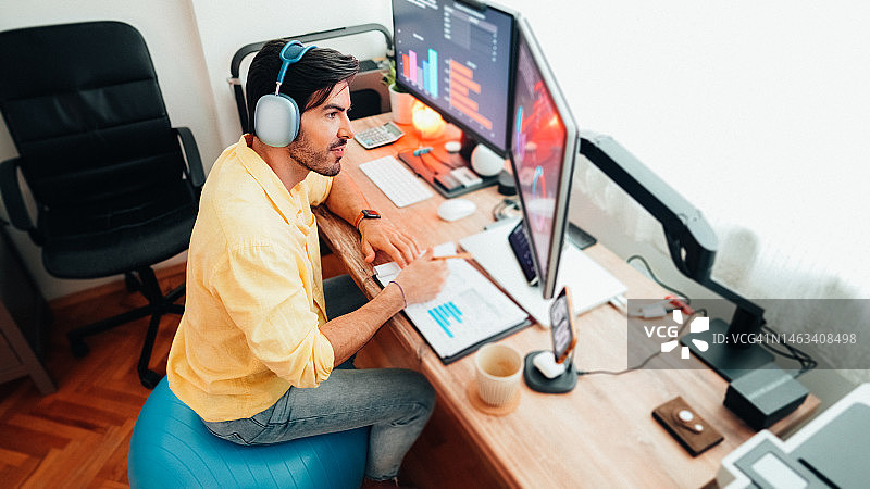 在家工作的男人图片素材