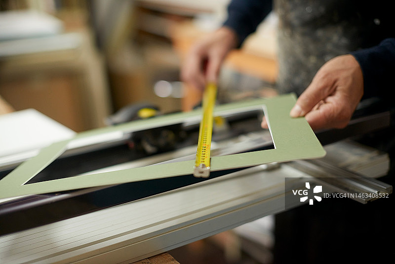 木匠在制作相框，房屋改造和艺术品生产图片素材