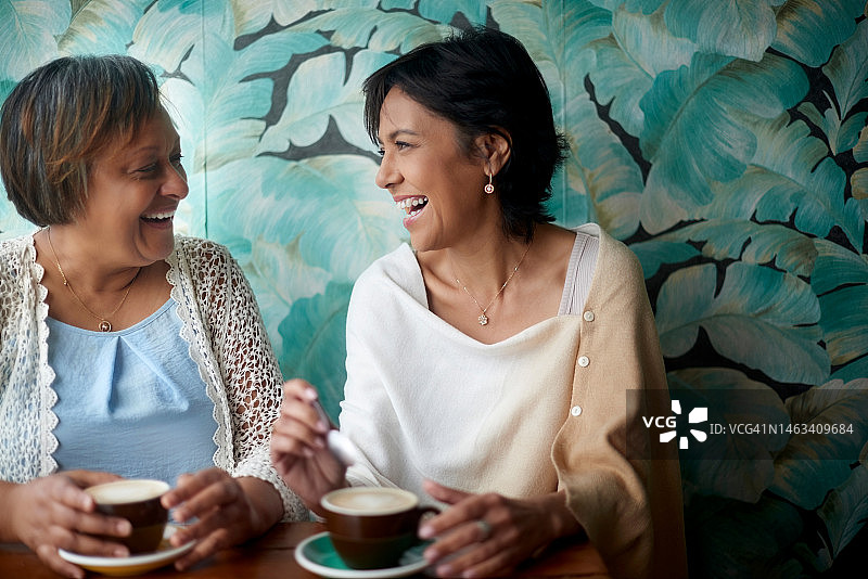 咖啡店：老年朋友在咖啡馆里喝咖啡、聊天、联络感情，一起享受乐趣图片素材