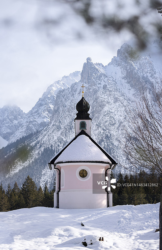 冬季米滕瓦尔德的巴伐利亚阿尔卑斯山图片素材