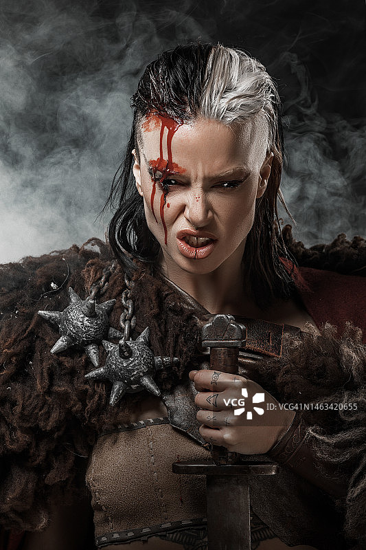 美丽的棕发维京女战士图片素材