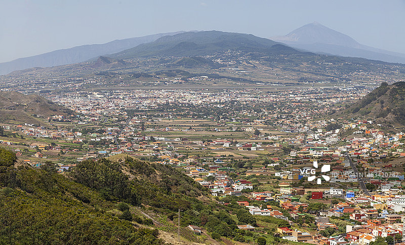 西班牙特内里费岛洪堡瞭望台俯瞰奥罗塔瓦山谷和泰德峰图片素材