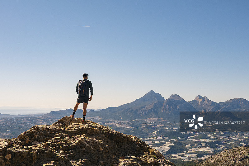 徒步者眺望远景图片素材
