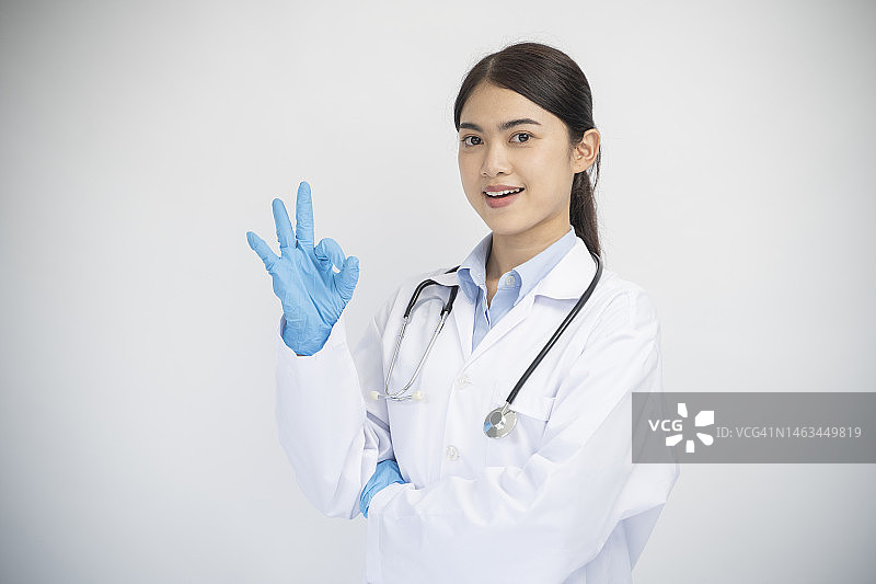 快乐美丽的微笑女医生，展示OK手势图片素材