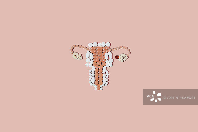 粉色背景上呈女性生殖系统形状的药丸，带有囊肿图片素材