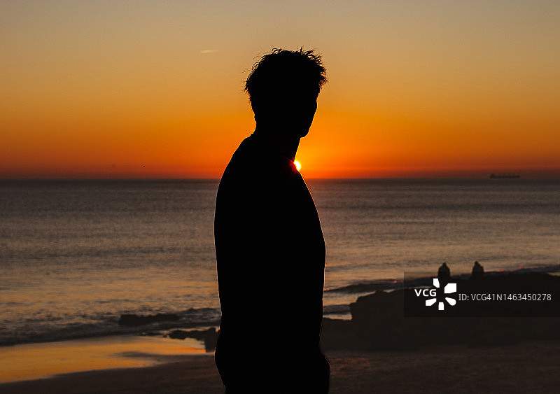观看日落的男子剪影图片素材