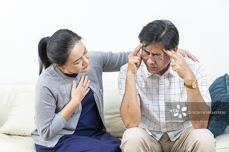 老妇人在家安慰头痛的丈夫，健康的老年夫妇概念图片素材