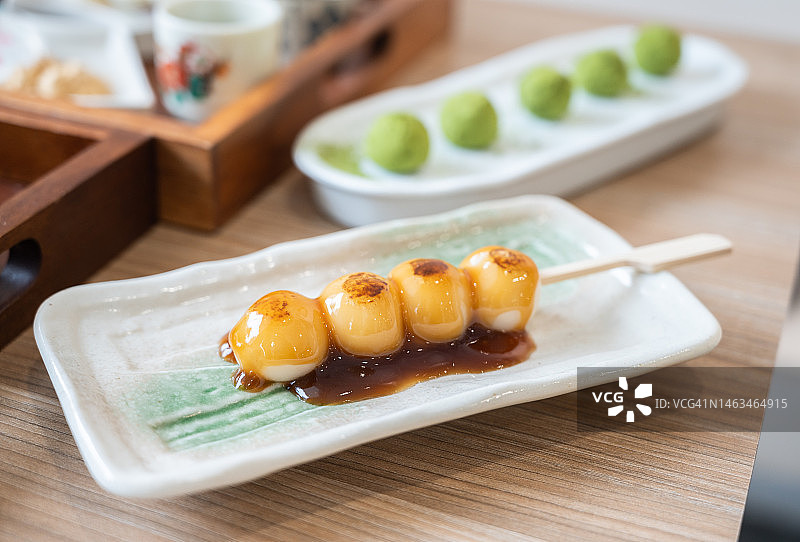 蘸着甜酱油的日式团子图片素材