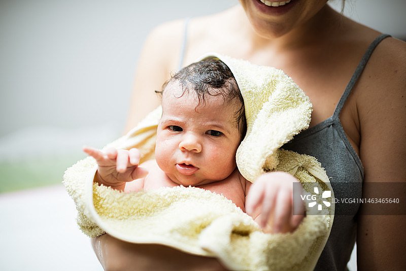 母亲给宝宝洗澡后清洁身体图片素材