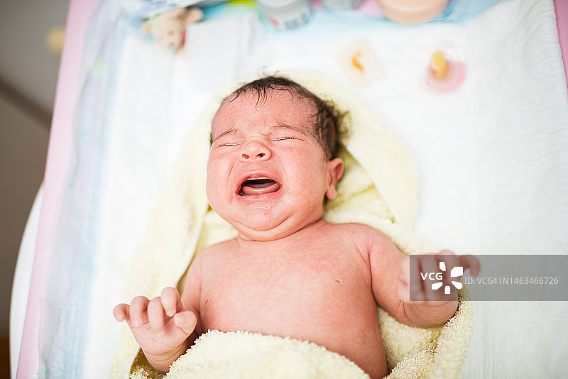 洗澡后哭泣的婴儿图片素材