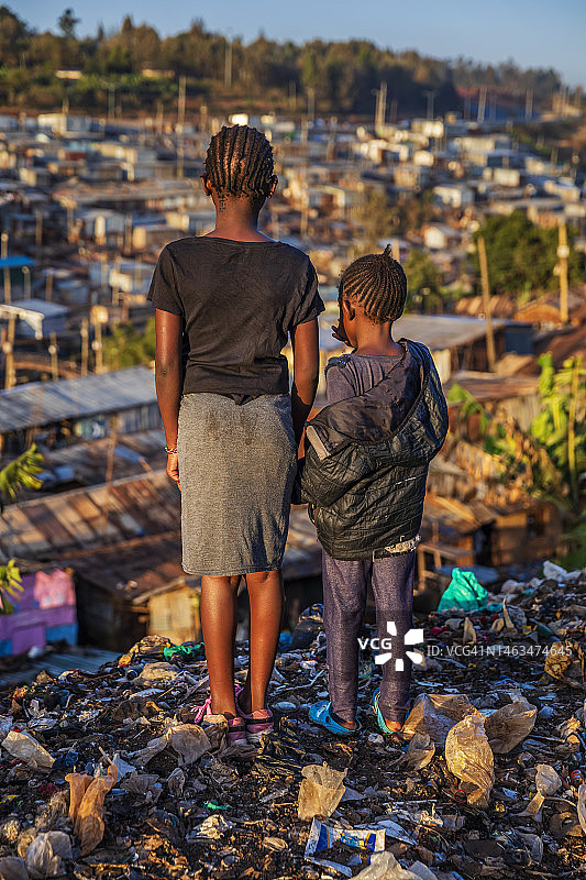 站在垃圾中望着基贝拉贫民窟的非洲小女孩，肯尼亚，东非图片素材