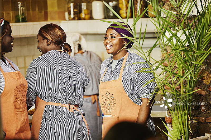 户外餐厅用餐服务场景图片素材