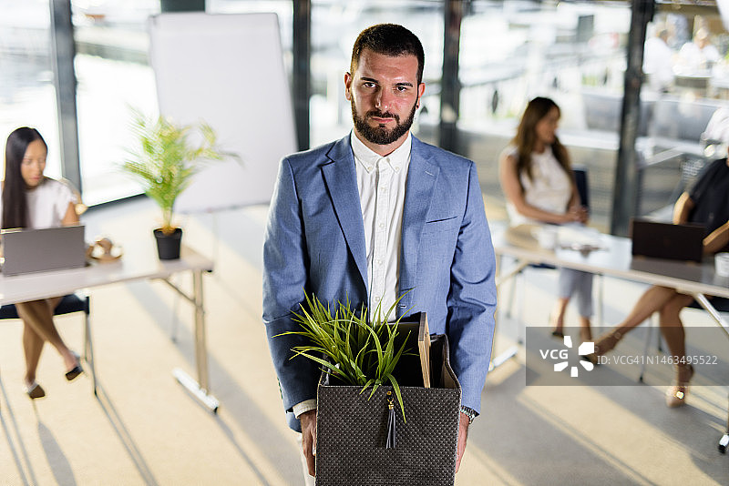 被解雇后离开办公室的沮丧商人图片素材