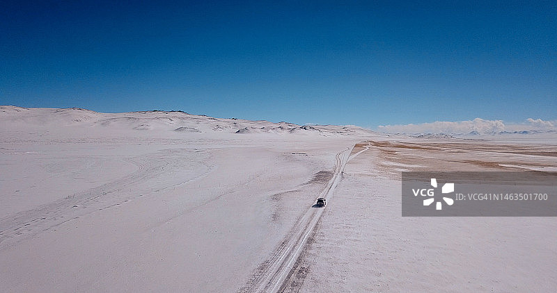 冬季的无人区和道路图片素材
