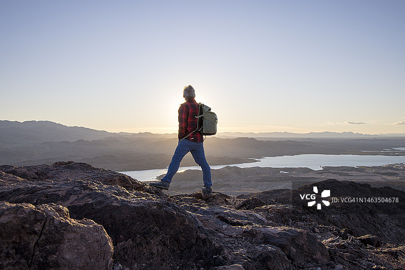 中年时尚男人在人行道咖啡馆使用智能手机，纹身手的特写图片素材