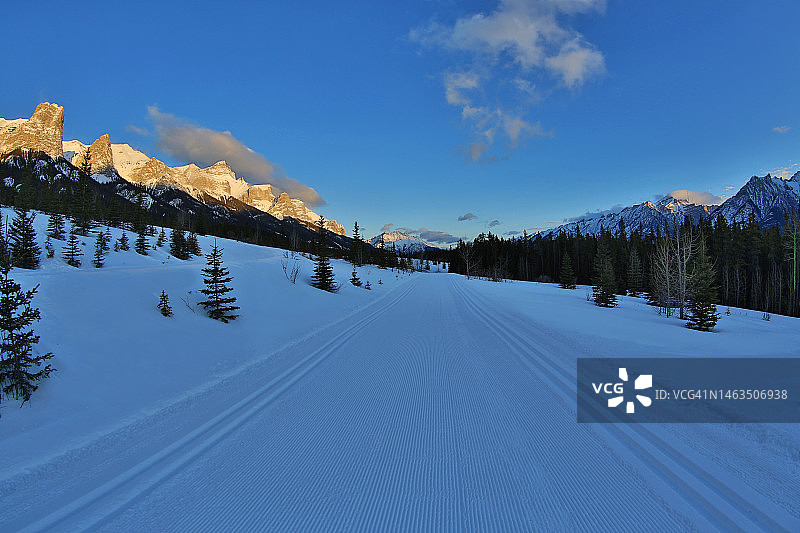 加拿大艾伯塔省坎莫尔北欧中心省立公园的越野滑雪道图片素材